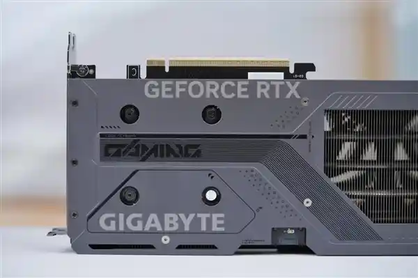 技嘉RTX 5060 Ti魔鹰显卡首发评测：巧妙滑块设计引领新潮流
