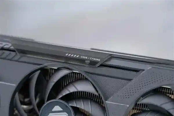 技嘉RTX 5060 Ti魔鹰显卡首发评测：巧妙滑块设计引领新潮流