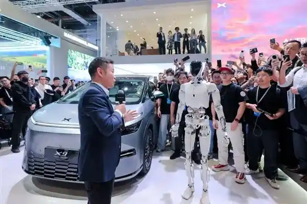 [车圈呼唤雷军！专家警示：蔚小理的未来或步入困局]