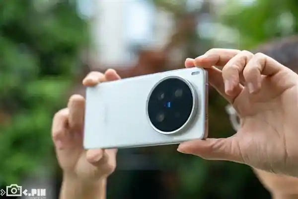 《挑战影像巅峰！蓝厂新机强势来袭，视频拍摄吊打苹果iPhone？》