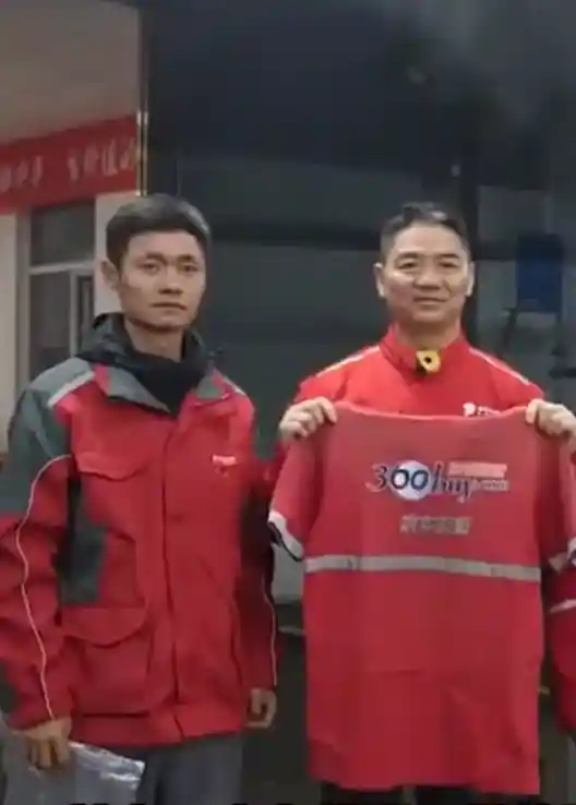从快递小哥到百万富翁：刘强东工服背后的财富故事与儿子的豪华座驾