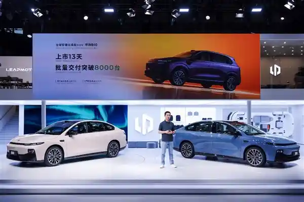 《零跑B01惊艳亮相：重新定义年轻一代的智能出行标杆》