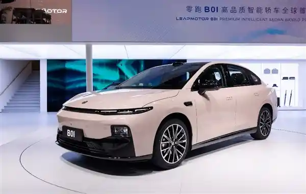 《零跑B01惊艳亮相：重新定义年轻一代的智能出行标杆》