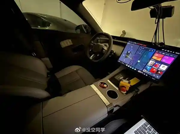 小米YU7内饰谍照首曝：PHUD环绕屏引领未来座舱新潮流