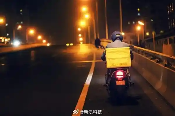 《外卖风云：五名骑手荣耀登顶中国劳模，饿了么与美团的双面匠心》
