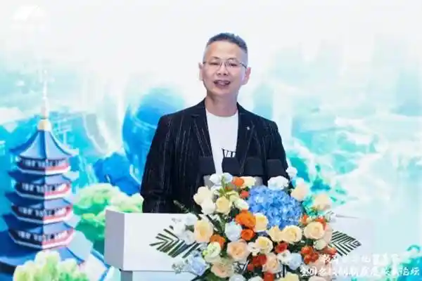 《预见未来教育：杭州铭师堂与全国百位校长共谋科技教育新蓝图》