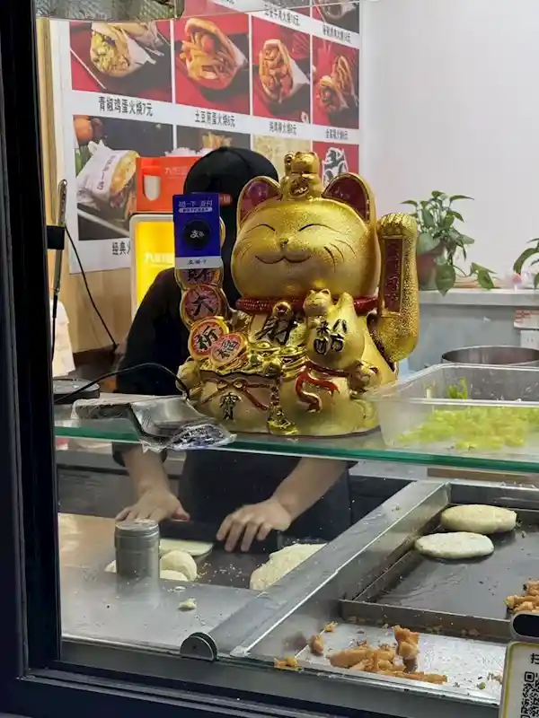 《郑州惊现神奇一幕：顾客与招财猫触电式互动，支付宝：它才是真正的喵机之父！》