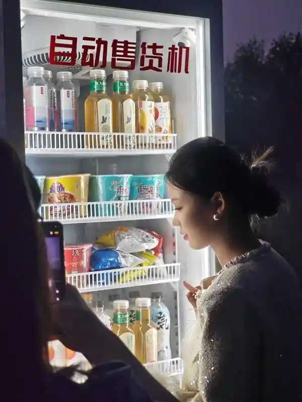 [九年磨一剑·智启未来：小麦便利2025新款无灯箱智能售货机亮相]