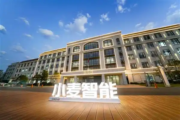 [九年磨一剑·智启未来：小麦便利2025新款无灯箱智能售货机亮相]