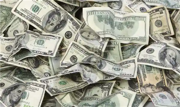 《惊现！运钞车意外散落30万现金，50余名路人疯狂捡钱集体上演现实版抢钱》
