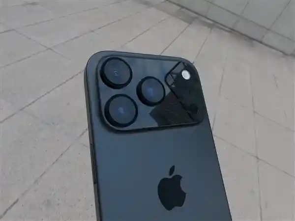 iPhone 17 Pro机模曝光！网友惊叹：简直是未来科技的代表！