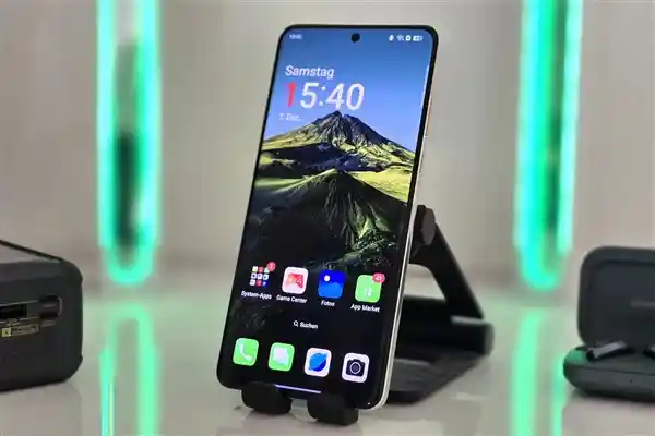 《一加13T与iPhone 16 Pro对决：小机身里的美学大比拼》