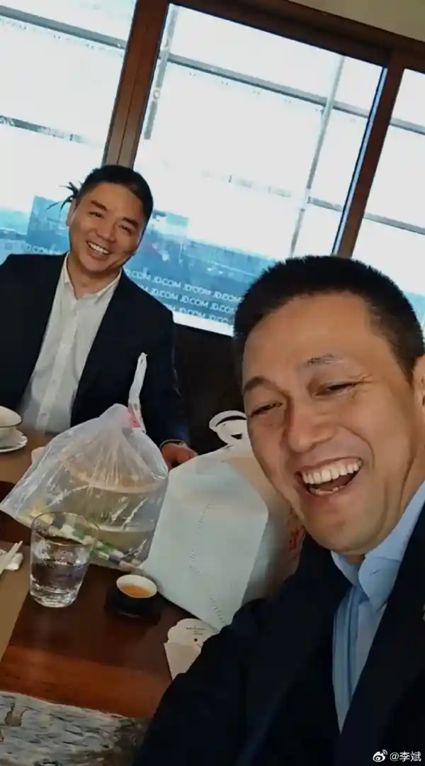 京东APP惊现刘强东李斌合影！老板们亲自品尝外卖，网友直呼超接地气
