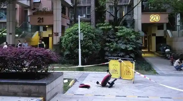 高空抛椅！男子争吵失控上演现实版愤怒的椅子