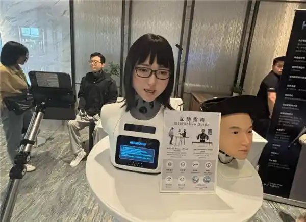 松延动力重磅推出女性仿生机器人小诺：还原真人的极致表情艺术