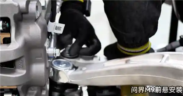 《震撼视频曝光！道奇汽车底特律工厂传统手工敲击生产内幕引热议》