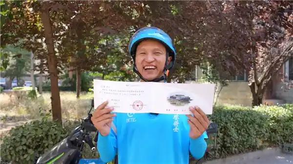跨界追梦：近百名蓝骑士圆梦高校，平均年龄35岁的奋斗传奇