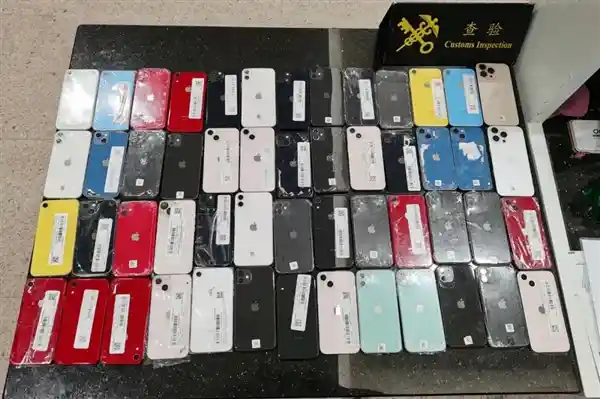 身披52部旧iPhone‘铠甲’！男子奇特入境方式引发海关大检查