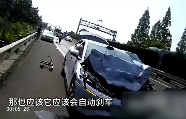 高速对决：智驾模式撞上大货车，AEB系统缘何失灵？