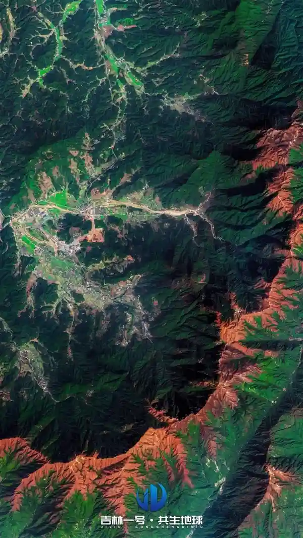 [云端瞰景：卫星带你遨游华夏名山名湖与文化古镇]