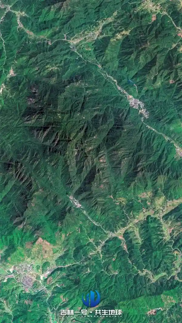 [云端瞰景：卫星带你遨游华夏名山名湖与文化古镇]