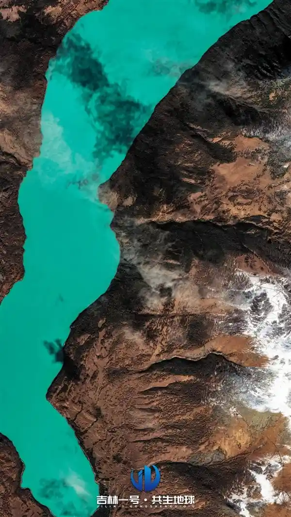 [云端瞰景：卫星带你遨游华夏名山名湖与文化古镇]