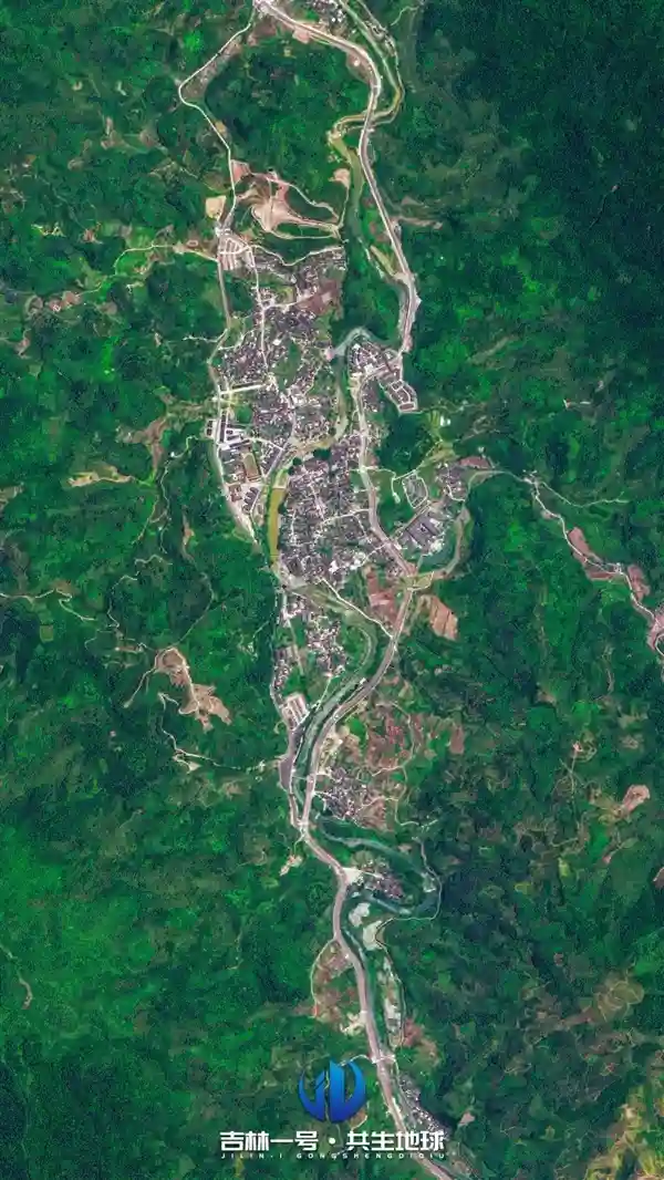 [云端瞰景：卫星带你遨游华夏名山名湖与文化古镇]