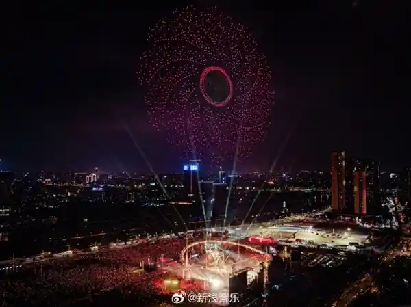 华晨宇无人机演绎日出告白粉丝：你们是我心中永不落幕的太阳