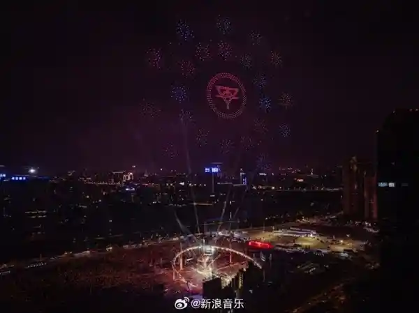 华晨宇无人机演绎日出告白粉丝：你们是我心中永不落幕的太阳