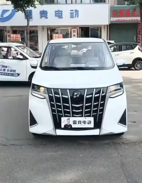 《被盯上的顶级奶爸车！老头乐入侵埃尔法，网友：爱儿发变爱老发？》