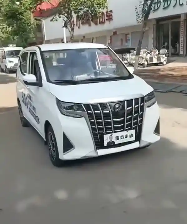 《被盯上的顶级奶爸车！老头乐入侵埃尔法，网友：爱儿发变爱老发？》