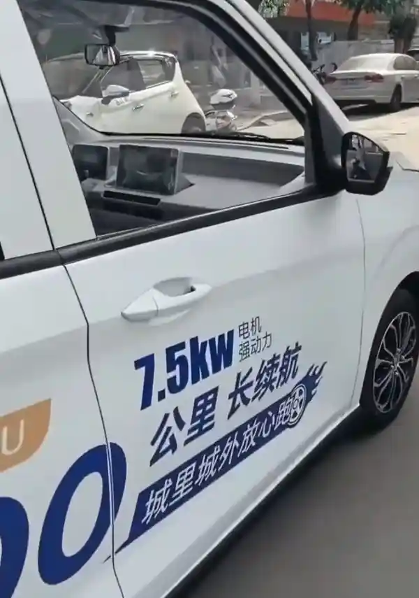 《被盯上的顶级奶爸车！老头乐入侵埃尔法，网友：爱儿发变爱老发？》