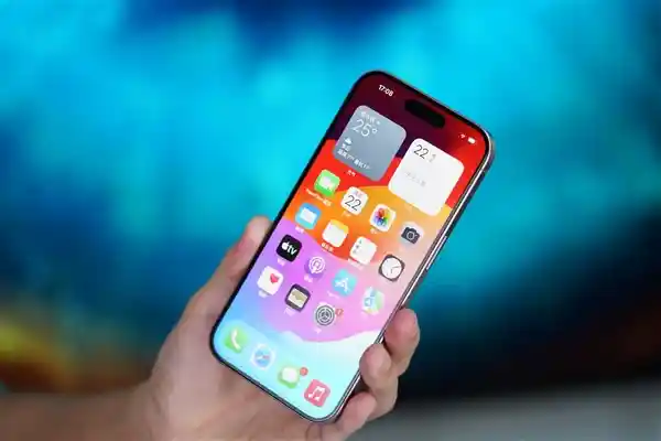 《国行iPhone拥抱AI新时代：百度与阿里双雄逐鹿，技术支持路径大不同》