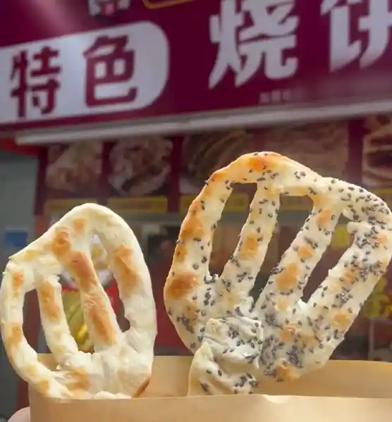 《老板打造铲子造型烧饼引爆热议，神还原《金铲铲之战》网红装备！》