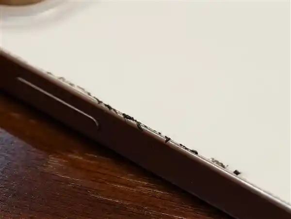 《升级iOS 26后iPhone狂飙高温：神秘溢胶现象引热议》
