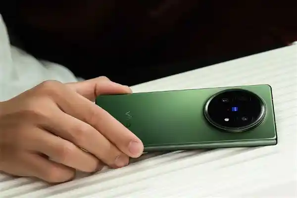 [vivo X Fold5首发第四代硅负极黑科技：6000mAh电量 薄过一元硬币 行业巅峰之作]