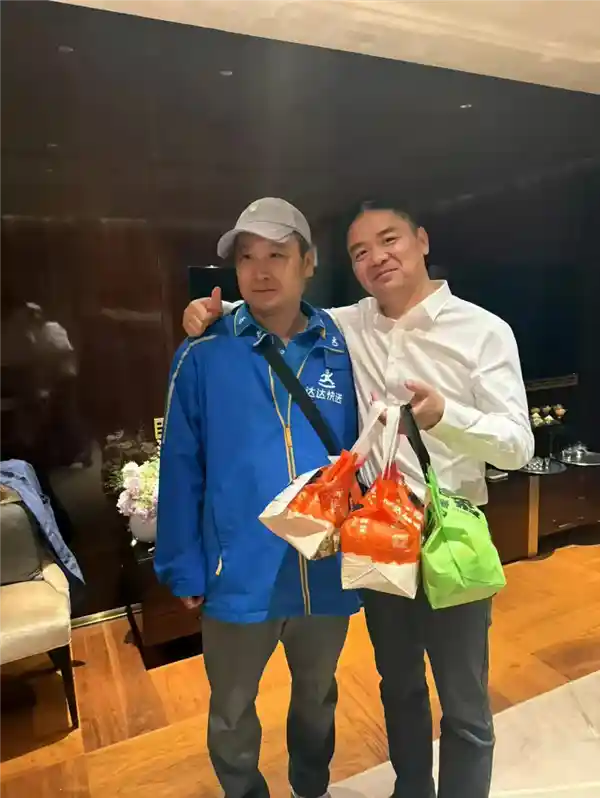 刘强东视察酒店点外卖豪气给小哥千元小费并暖心合影