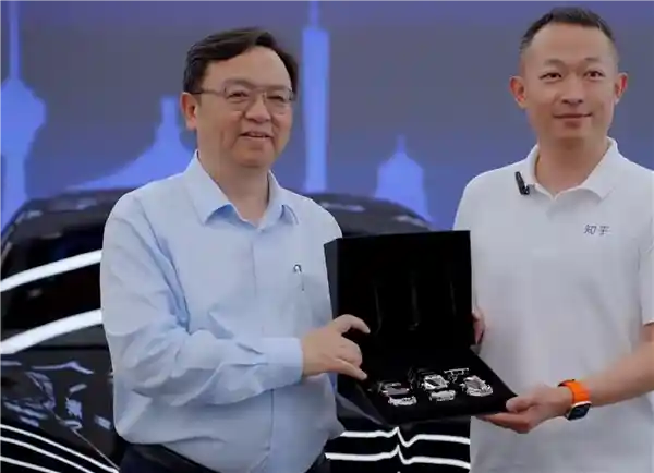 周源喜提仰望U7，王传福亲自交付引关注
