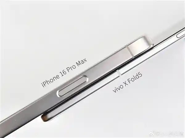 轻若鸿毛！vivo X Fold5实测被风吹飞，老款219g稳如泰山