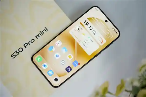 [vivo S30 Pro mini：6.31英寸小直屏的掌心美学]