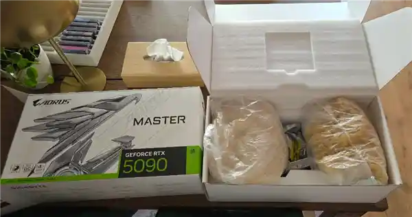 《惨了！斥资21000元购RTX 5090竟收到一箱米饭和面条》
