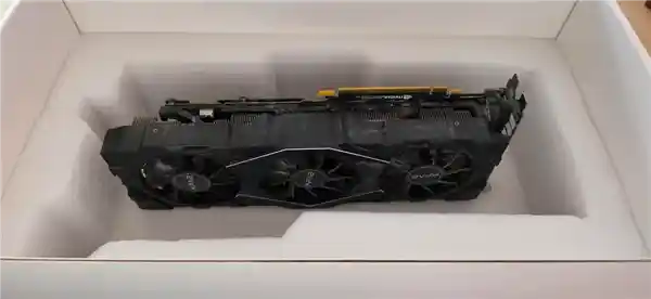 《惨了！斥资21000元购RTX 5090竟收到一箱米饭和面条》