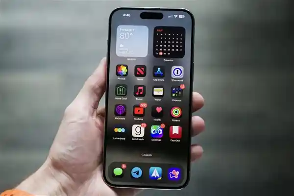 库克遭质疑：苹果为何不将iPhone生产线搬回美国？
