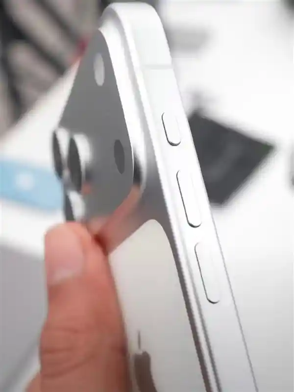iPhone 17 Pro真机曝光：一体铝合金机身演绎极致工艺美学