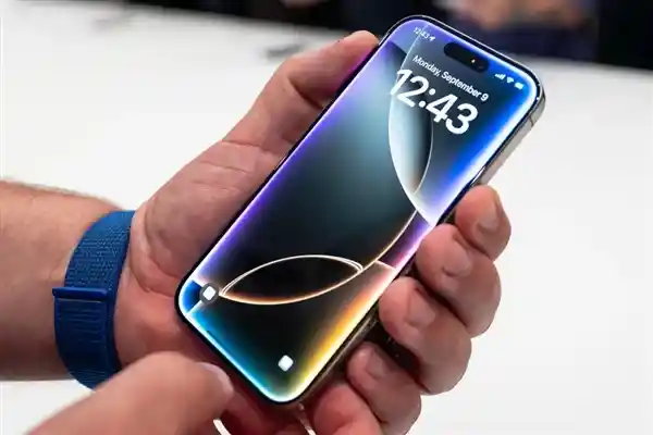iPhone 17 Pro真机曝光：一体铝合金机身演绎极致工艺美学