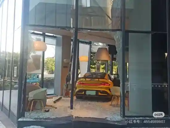 小米SU7撞毁武汉奈雪的茶门店 店方回应：营业正常但暂停堂食