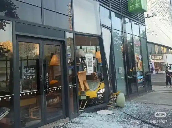 小米SU7撞毁武汉奈雪的茶门店 店方回应：营业正常但暂停堂食