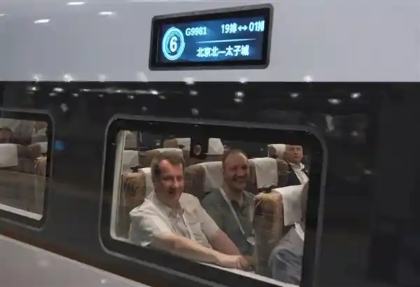 350公里飞驰！270名外国人体验中国高铁的‘贴地飞行’