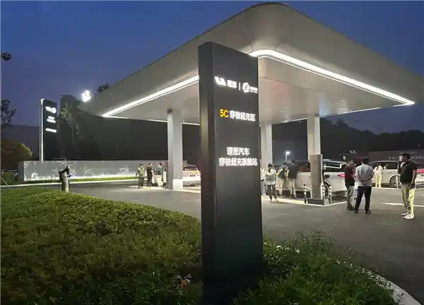 理想i8首推超充穿梭站：10分钟充电500公里，体验媲美加油