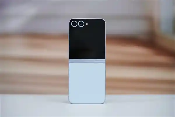 三星折叠屏新宠Galaxy Z Flip7 FE曝光：万元门槛或将被打破